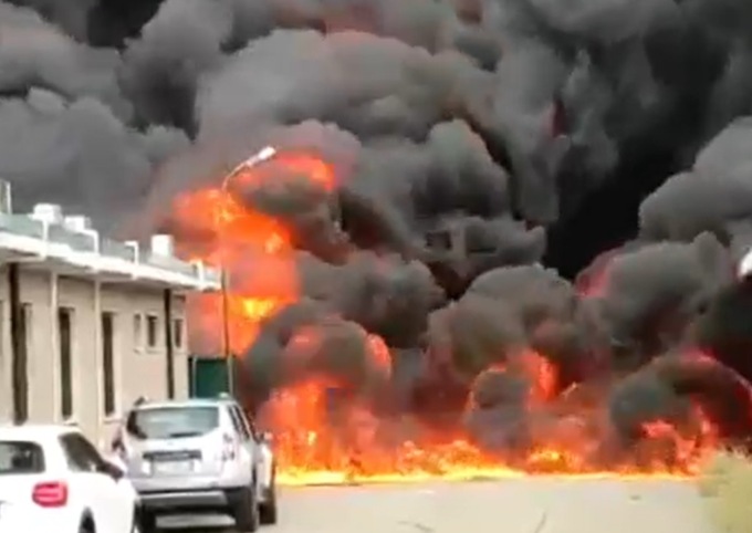 Violento incendio devasta azienda chimica a San Giuliano: evacuato il quartiere industriale