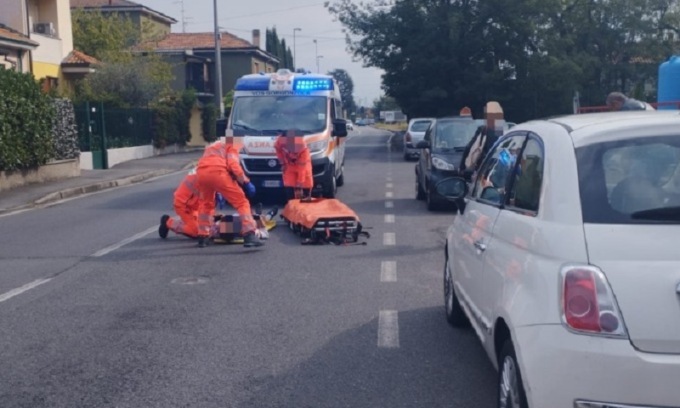 Abbatte un ciclista aprendo la portiera dell’auto: 72enne in ospedale
