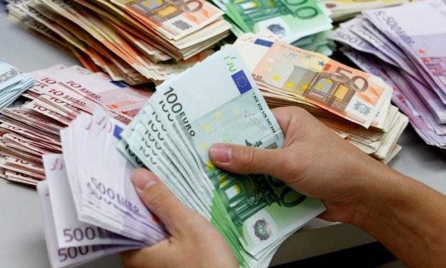 Rubavano denaro e poi lo “lavavano”: il modus operandi della banda