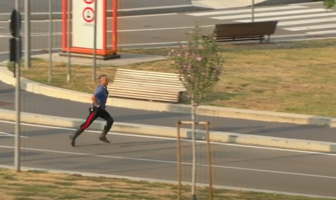Inseguimento da film e botte da orbi: Carabinieri fermano i fuggitivi a calci e pugni