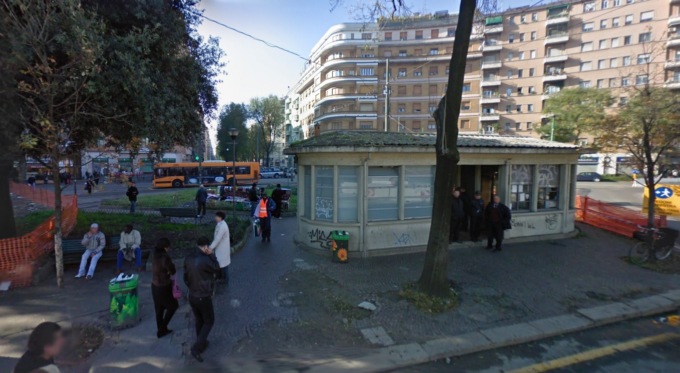 Abbraccia uno sconosciuto in stazione e gli ruba la collanina