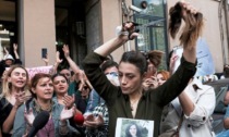 Ciocche di capelli alla Triennale per protestare contro le violenze in Iran