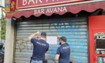 Che clientela davvero "ricercata" al bar! Truffatori, pregiudicati e pistoleri...