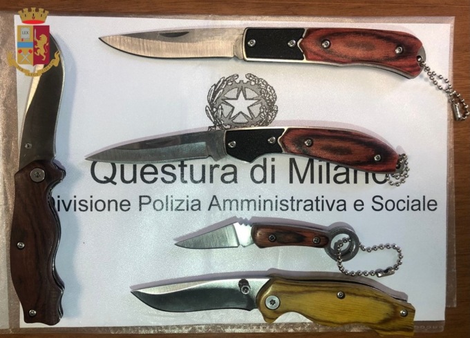 Vendeva coltelli davanti alla scuola elementare e nel parchetto per i bimbi