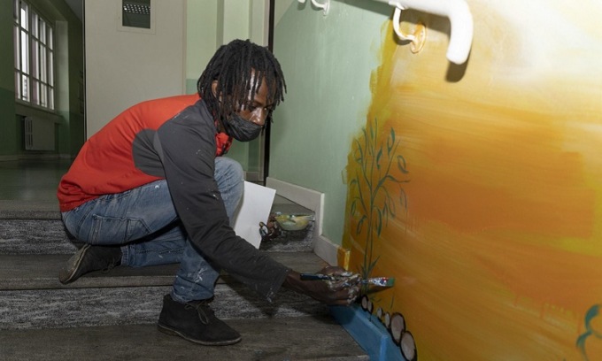La Casa della Carità inaugura un nuovo murale: “Sarà la nostra porta dell’accoglienza”