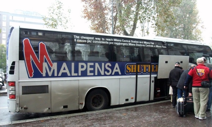 Ruba trolley da autobus diretto all’aeroporto di Malpensa: arresto in Stazione Centrale