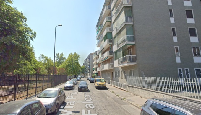 Cede la grata mentre cammina: 69enne precipita per sei metri