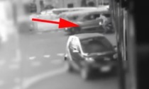 Il drammatico video del poliziotto investito da un'auto