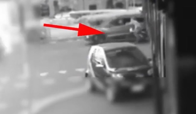 Il drammatico video del poliziotto investito da un’auto