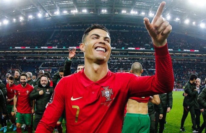 Cristiano Ronaldo arriva a Milano e apre la sua attività in zona Colonne