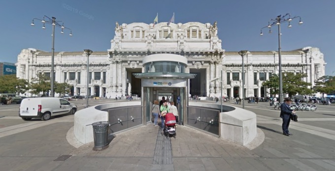 Nella valigia solo mazzette di denaro, nastro adesivo e documenti falsi: lo strano caso del “turista” 44enne beccato in Centrale