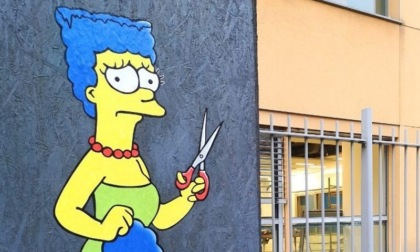 Cancellato a Milano il murale con Marge Simpson che si taglia i capelli per le donne in Iran
