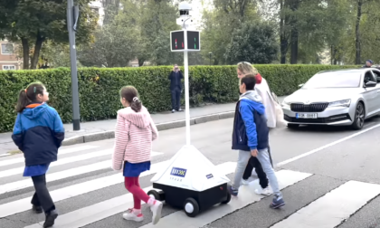 Sperimentato a Milano l'utilizzo di un robot per assistere i pedoni ad attraversare la strada.