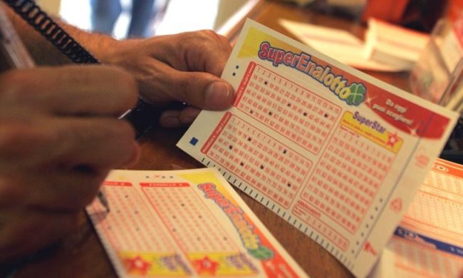 Hai giocato al SuperEnalotto? Potresti aver vinto 50mila euro ma non lo sai
