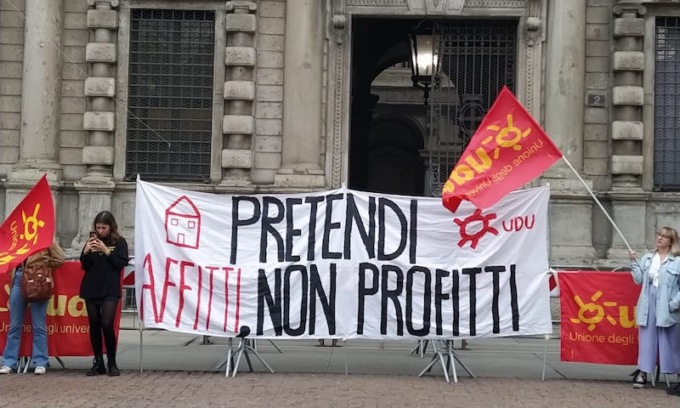 “Milano è proibita agli studenti universitari”: il presidio davanti al Comune per il caro affitti