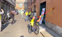 Gli Angeli del Bello di Milano al lavoro per ripulire dai vandalismi i muri della città