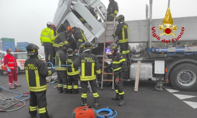 Terribile incidente alla rotonda di Binasco: autista del tir ferito gravissimo