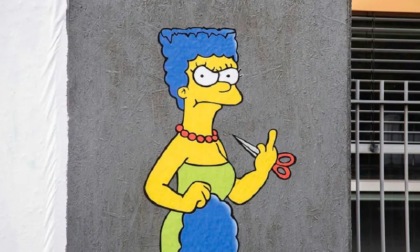 Riappare il murale con Marge Simpson che si taglia i capelli davanti al consolato dell'Iran