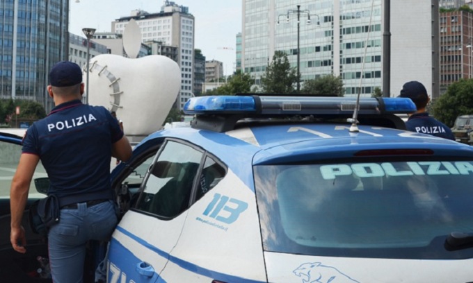 Prende a schiaffi i passanti in centro a Milano: arrestato un uomo