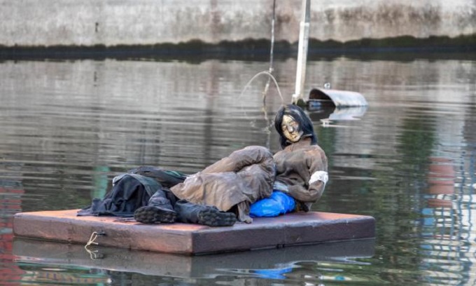 Manichini che rappresentano cadaveri a bordo di una zattera in Darsena