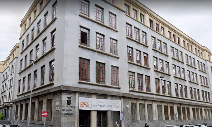 Fiamme nei bagni del liceo Brera: studenti evacuati