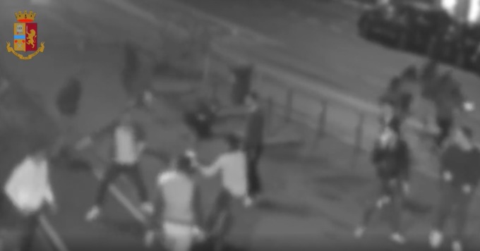 Una parola di troppo e si scatena l’inferno: un giovane estrae il coltello e ferisce due coetanei