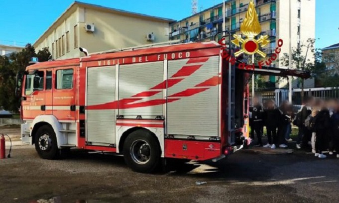 Incendio all’Itis Galileo Galilei di via Paravia: evacuati gli studenti