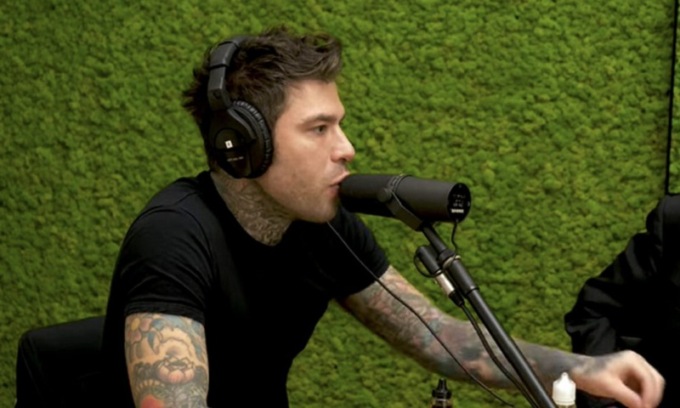 Fedez scatena le polemiche durante il suo podcast parlando di donne disabili e sessualità