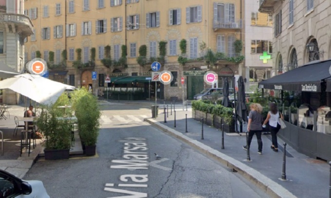 Un’auto si schianta contro vetture parcheggiate e rischia di travolgere i pedoni
