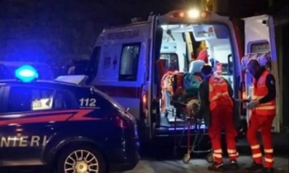 Tenta il furto in casa, sorpreso dai carabinieri cade durante la fuga e si rompe il bacino