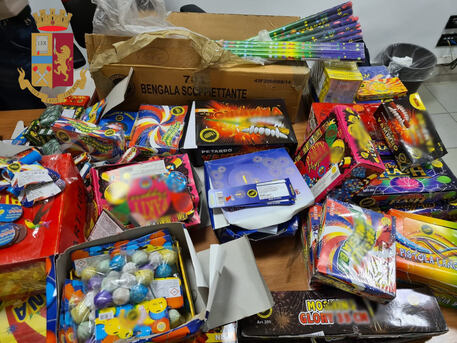 Diciotto chili di fuochi d’artificio irregolari sono stati trovati in una lavanderia: due persone denunciate