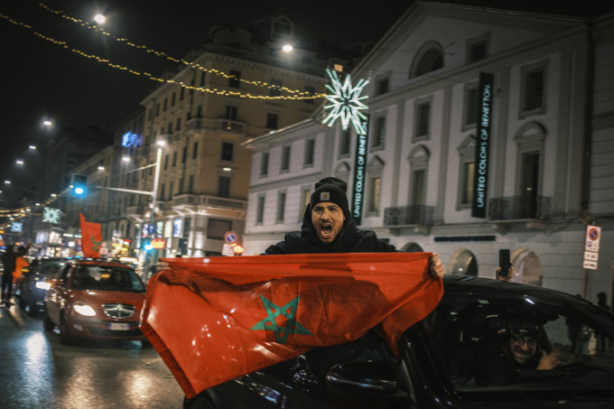 La festa dei tifosi del Marocco finisce a bottigliate: scene di guerriglia in Corso Venezia