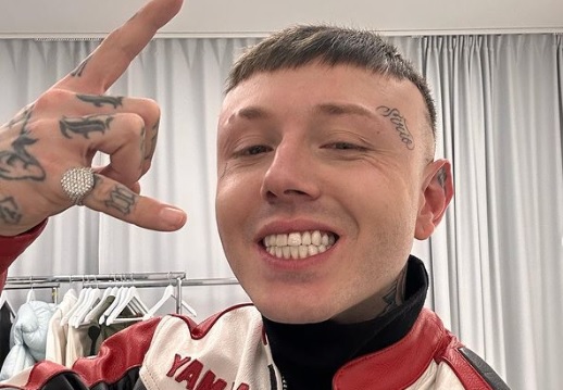 Malinconico e “sfacciato”: Lazza il rapper col pianoforte porta Milano a Sanremo
