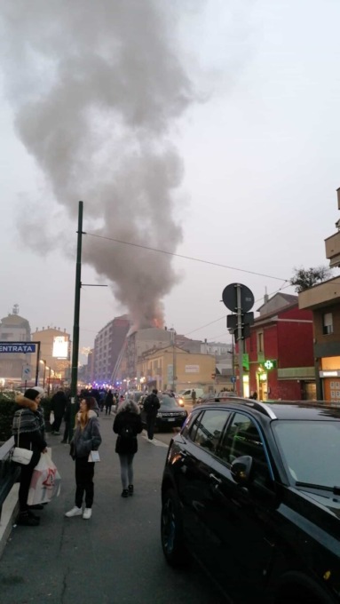 Incendio in via Ripamonti: in cenere un tetto di legno di circa 80 metri quadrati