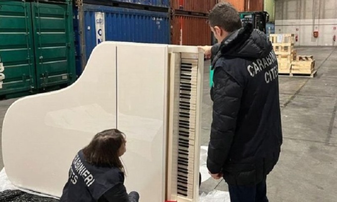 Pianoforte con tasti in avorio di elefante africano sequestrato dai carabinieri