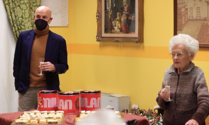 Il mister del Milan Stefano Pioli fa visita agli ospiti della rsa Pontirolo nel sud Milano