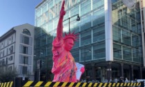 A Milano spunta una Statua della Libertà con il volto di Putin firmata Dicò