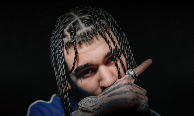Il rapper Rondo da Sosa alla guida di una Mercedes senza aver mai preso la patente