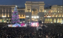 Natale 2022: ieri in piazza Duomo l'accensione dell'albero