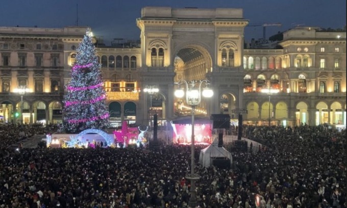 Natale 2022: ieri in piazza Duomo l’accensione dell’albero