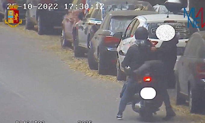 Due arresti a Napoli: avevano spezzato il polso alla vittima per rubarle il Rolex in centro a Milano