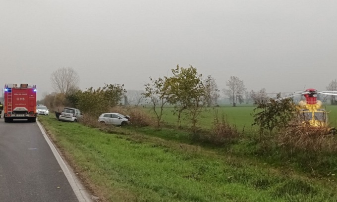 Incidente spaventoso sulla Rivoltana: due auto finiscono nel fossato