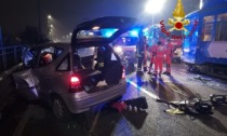 Violento scontro tra auto e tram a Milano, due feriti