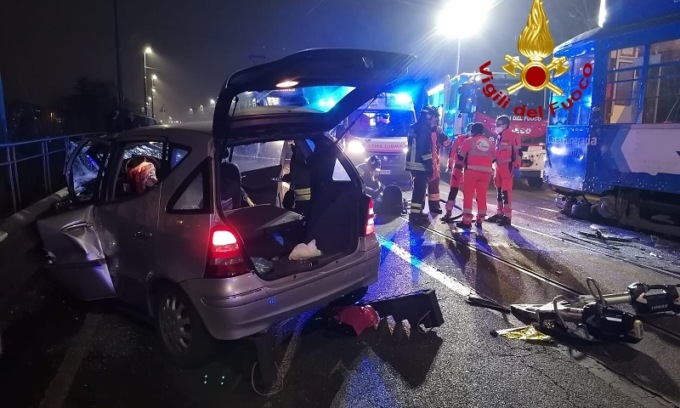 Violento scontro tra auto e tram a Milano, due feriti