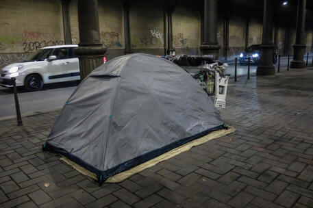 52enne trovato morto per il freddo sotto un ponte a Milano