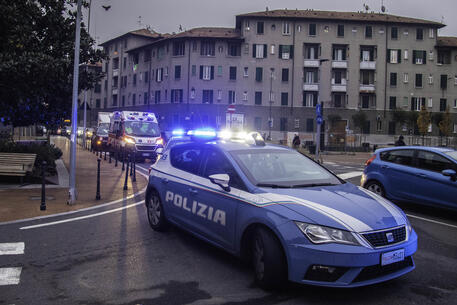 35enne esce dal lavoro, viene pestato e rapinato: fermati due aggressori