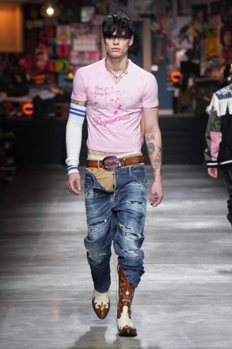 Moda, “la follia dell’adolescenza” al centro della collezione Dsquared2 per lui e per lei per il prossimo inverno