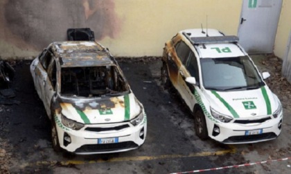 Due auto della polizia locale incendiate con due molotov nella sede del Municipio 5