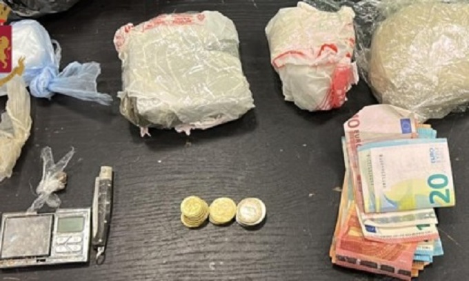 Nascondeva la droga nel poggiatesta dell’auto: arrestato 33enne