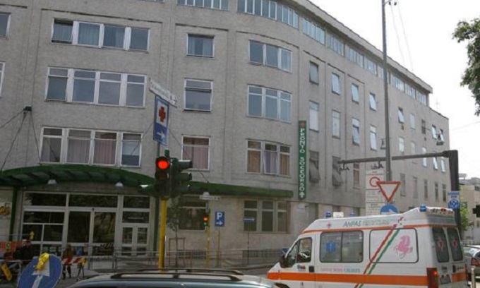 Litiga al pronto soccorso e lancia un sasso contro le ambulanze: denunciato